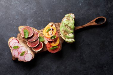 Brushetta veya geleneksel İspanyolca tapas. Meze İtalyan antipasti aperatifler ahşap tahta üzerinde ayarlayın. Üstten görünüm ve düz lay kopya alanı ile