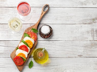 Domates, fesleğen ve mozzarella ile Caprese salatası. Gül ve beyaz şarap ile. Metin alanı olan üstten görünüm