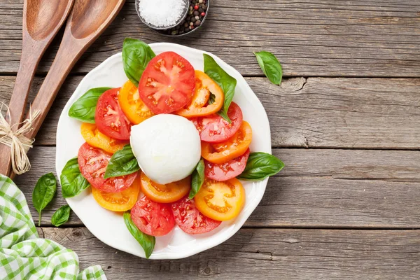 Salát Caprese Rajčaty Bazalkou Mozzarellou Pohled Shora Plochou Ležela Kopie — Stock fotografie