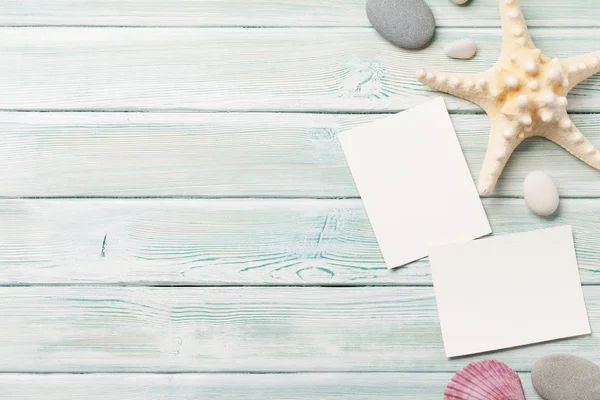 Reizen Vakantie Achtergrond Concept Met Schelpen Fotolijsten Houten Tafel Bovenaanzicht — Stockfoto