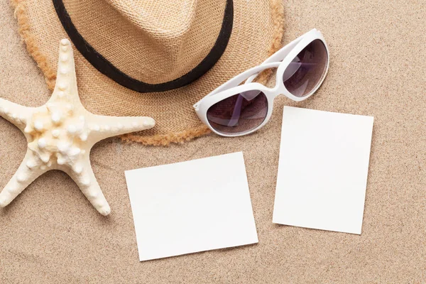 Concepto Vacaciones Viaje Con Sombrero Gafas Sol Conchas Marinas Marcos —  Fotos de Stock