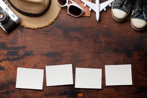 旅行休暇背景コンセプト太陽帽子 カメラ パスポート 飛行機グッズや写真フレーム木製の背景に コピー スペース平面図です フラットを置く — ストック写真