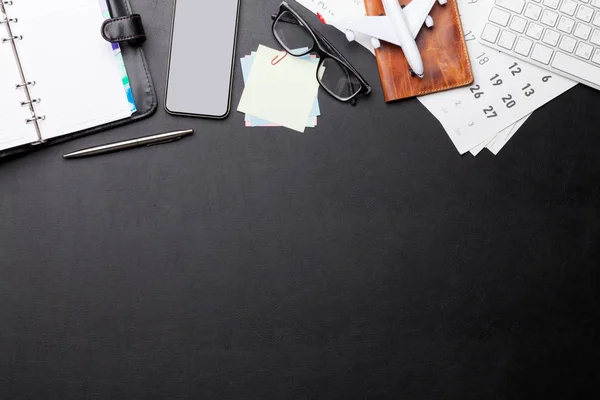 Conceito Viagem Negócios Acessórios Mesa Mesa Teclado Passaporte Bloco Notas — Fotografia de Stock