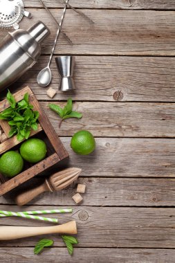 Mojito kokteyl malzemeler ve bar aksesuarları kutusu ahşap masa üzerinde. Kopya alanı ile üstten görünüm