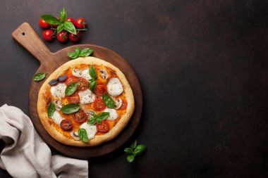 İtalyan pizza domates, mozzarella ve fesleğen. Metin alanı olan üstten görünüm