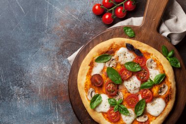İtalyan pizza domates, mozzarella ve fesleğen. Metin alanı olan üstten görünüm