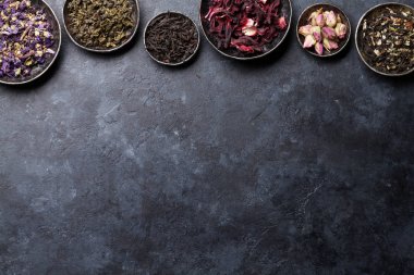 Çeşitli çay. Siyah, yeşil ve kırmızı çay. Metin alanı olan üstten görünüm