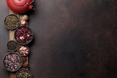 Çeşitli çay ve çaydanlık. Siyah, yeşil ve kırmızı çay. Metin alanı olan üstten görünüm