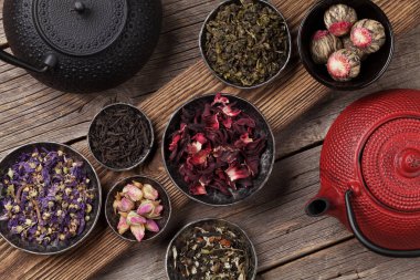 Çeşitli çay ve çaydanlık. Siyah, yeşil ve kırmızı çay. Üstten görünüm