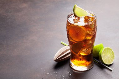 Cuba libre kokteyl cam. Kopya alanı ile