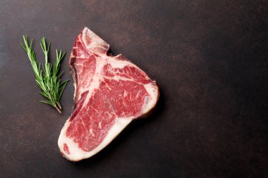 Ham T-bone biftek taş masada yemek. Kopya alanı ile Üstten Görünüm