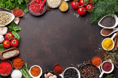 Çeşitli baharatlar ve otlar çerçeve taş masada. Metin alanı olan Üstten Görünüm