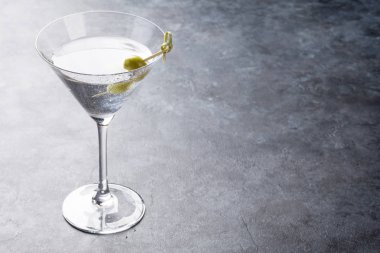 Martini kokteyl koyu taş masanın üstünde. Senin metin için ile yer