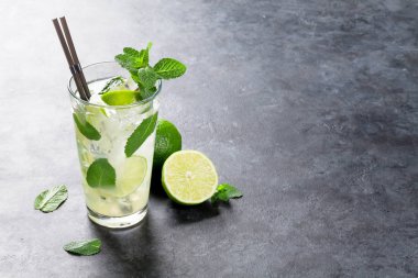 Mojito karanlık taş masanın üstüne kokteyl. Metniniz için kopya alanı ile