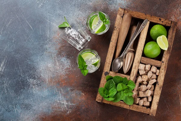 Mojito Cocktail Ingrediënten Accessoires Doos Van Handvatbar Stenen Tafel Bovenaanzicht — Stockfoto