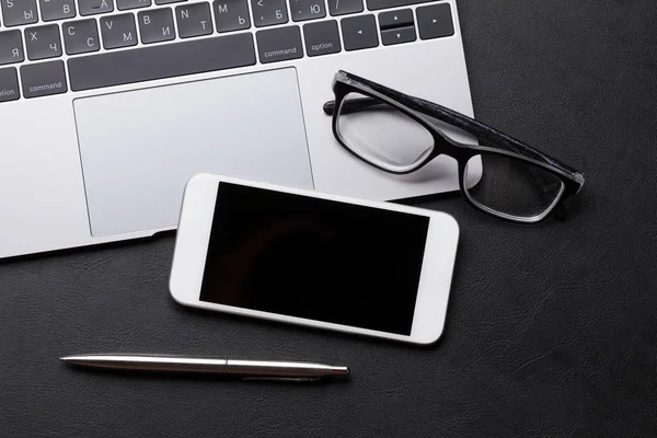 Office Arbetsplatsen Bord Med Leveranser Smartphone Och Laptop Platt Låg — Stockfoto