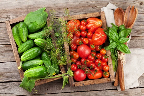 Verse Tuin Tomaten Komkommers Koken Tabel Bovenaanzicht — Stockfoto