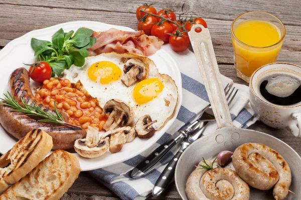 Engels Ontbijt Gebakken Eieren Worst Spek Bonen Toast Tomaten Jus — Stockfoto