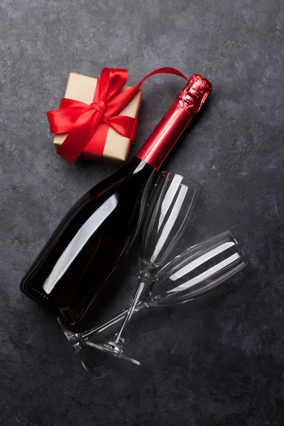 Šampaňské Vánoce Nebo Valentýna Dárkový Box Kamenné Pozadí Pohled Shora — Stock fotografie