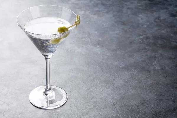 Cóctel Martini Sobre Mesa Piedra Oscura Con Espacio Para Texto — Foto de Stock