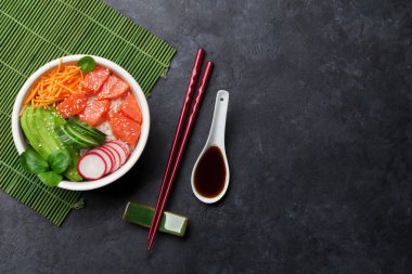 Somon ve sebzeler ile poke kase. Geleneksel Hawaii çiğ balık salata. Kopya alanı ile üstten görünüm