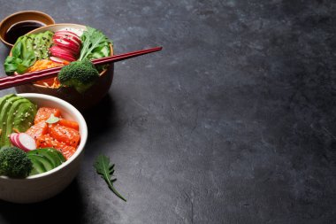 Somon ve sebzeler ile poke kase. Geleneksel Hawaii çiğ balık salata. Kopya alanı ile