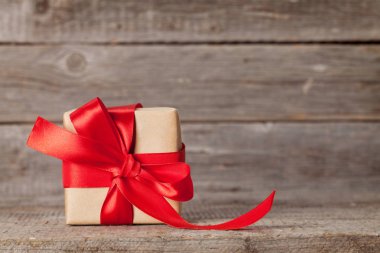 Sevgililer günü ya da Noel tebrik kartı hediye kutusu önünde, ahşap duvar ile. Selam ile alan