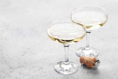 Taş masada şampanya bardağı. Kopya alanı ile