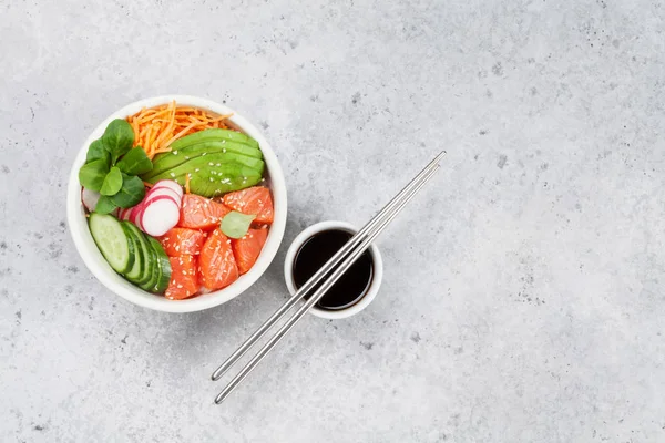 Poke Kom Met Zalm Groenten Traditionele Hawaïaanse Rauwe Vissalade Bovenaanzicht — Stockfoto