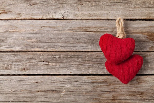 Открытки День Святого Валентина Игрушечными Сердцами Перед Деревянной Стеной Пространством — стоковое фото