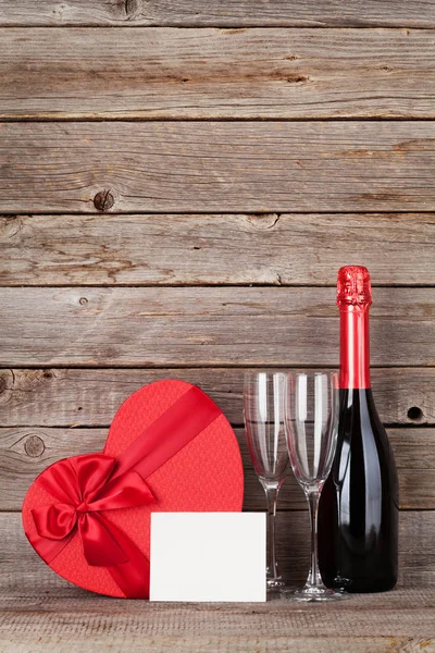 Открытка День Святого Валентина Шампанским Подарочной Коробкой Перед Деревянной Стеной — стоковое фото