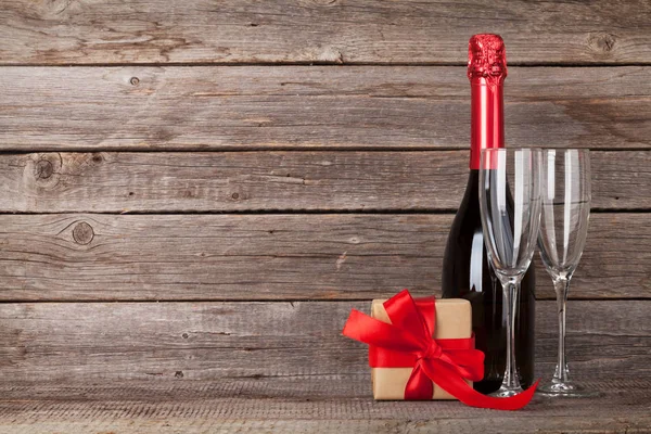 情人节贺卡 在木墙前挂着香槟和礼品盒 用空间为您的问候 — 图库照片