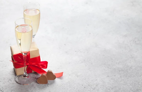 Открытки День Святого Валентина Шампанским Конфетными Сердечками Подарочной Коробкой Каменном — стоковое фото