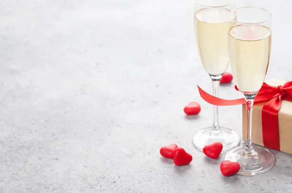 Biglietto Auguri San Valentino Con Champagne Cuori Caramelle Scatola Regalo — Foto Stock