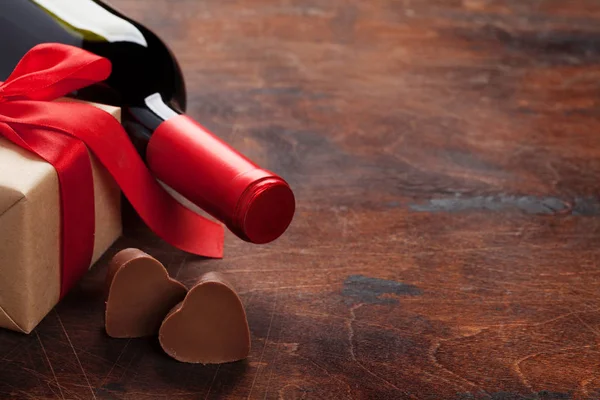 Biglietto Auguri San Valentino Con Bottiglia Vino Cuori Cioccolato Confezione — Foto Stock