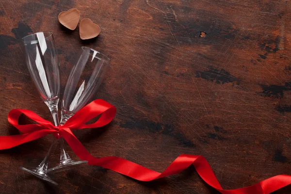 Biglietto Auguri San Valentino Con Bicchieri Champagne Cuori Cioccolato Sfondo — Foto Stock