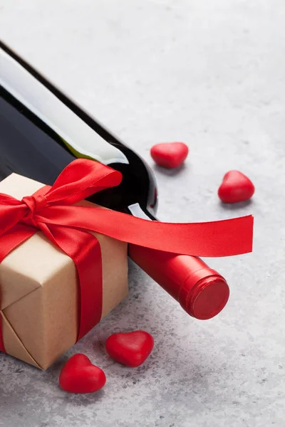 Valentijnsdag Wenskaart Met Wijn Cadeau Doos Snoep Harten Stenen Achtergrond — Stockfoto