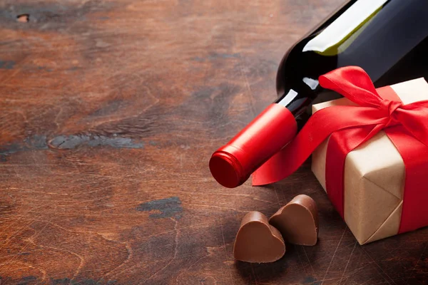 Valentijnsdag Wenskaart Met Fles Wijn Chocolade Harten Cadeau Doos Houten — Stockfoto