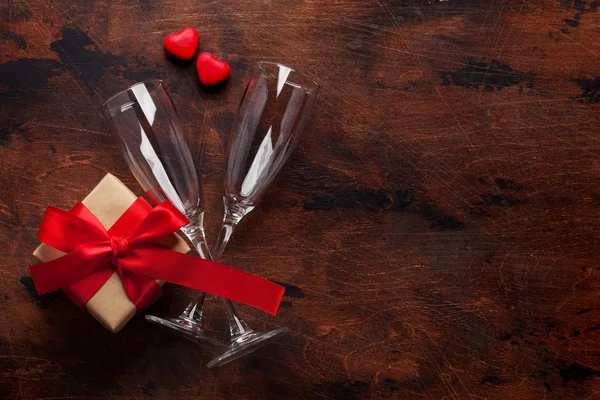 Открытки День Святого Валентина Бокалами Шампанского Подарочной Коробкой Сердечками Деревянном — стоковое фото
