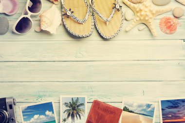 Kamera, pasaport, öğeleri ve yaz fotoğrafları tatil tablosu konseptiyle ahşap masa üzerinde seyahat. Üstten görünüm kopya alanı ile. Düz yatıyordu. Bana tarafından çekilen fotoğraflar. Sunny tonda