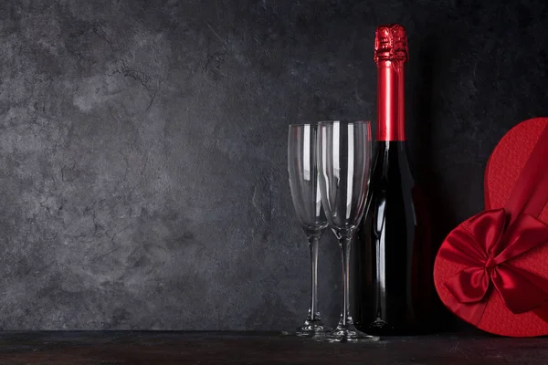 Открытка День Святого Валентина Шампанским Подарочной Коробкой Перед Каменной Стеной — стоковое фото