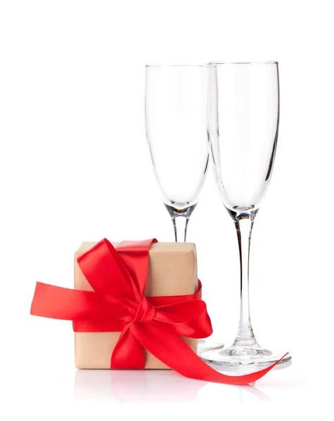 Alla Hjärtans Dag Present Box Och Champagne Glasögon Isolerad Vit — Stockfoto