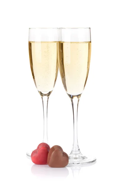 Sevgililer Günü Çikolata Kalpleri Şampanya Bardağı Beyaz Arka Plan Üzerinde — Stok fotoğraf