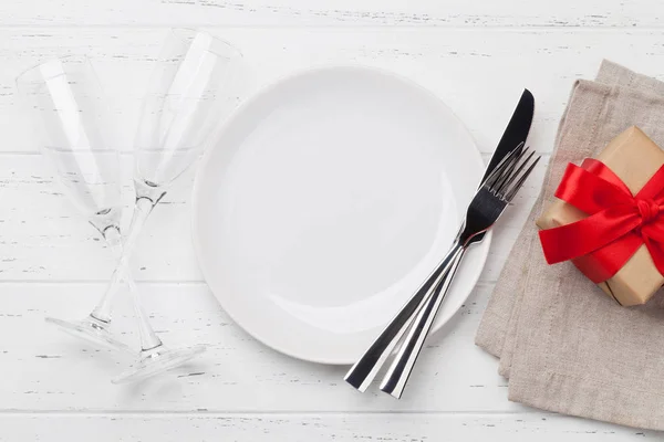 San Valentino Tavola Apparecchiata Con Piatto Bicchieri Champagne Confezione Regalo — Foto Stock