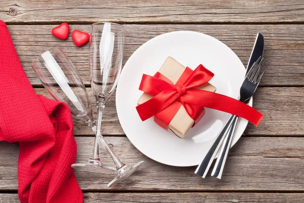 Ajuste Mesa San Valentín Con Plato Copas Champán Caja Regalo —  Fotos de Stock