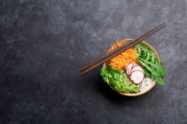 Kase sebze ile poke. Geleneksel Hawaii vegan salata. Kopya alanı ile üstten görünüm