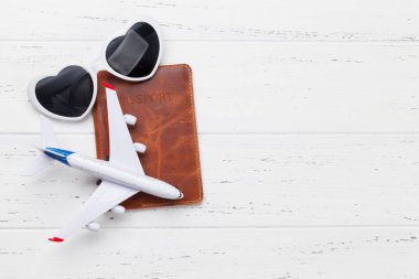 Sevgililer günü seyahat. Tatil öğeleri ve aksesuarları ahşap arka plan üzerinde. Metin alanı olan üstten görünüm
