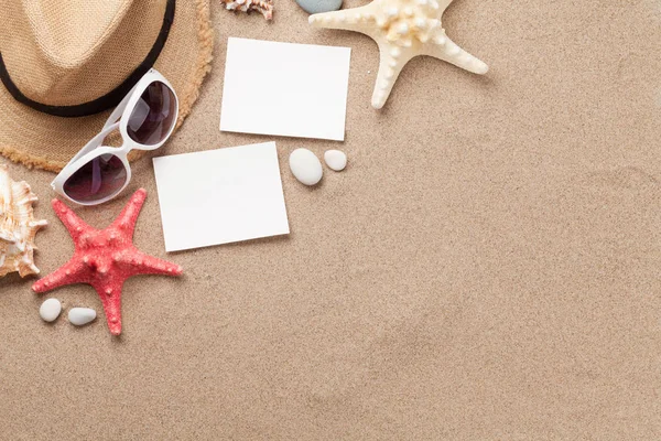 旅行假期背景概念与帽子 太阳镜 贝壳和相框上的沙子背景 带有复制空间的顶部视图 — 图库照片