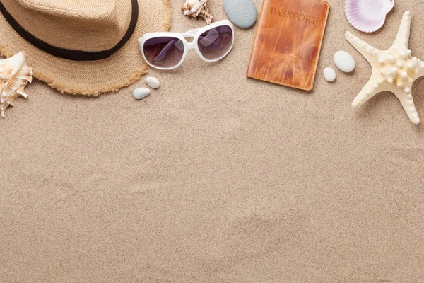 旅行假期背景概念与太阳镜和帽子在沙子背景 带有复制空间的顶部视图 — 图库照片