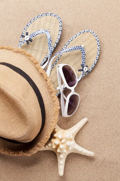 Concepto Vacaciones Viaje Con Gafas Sol Sombrero Playa Sobre Fondo —  Fotos de Stock